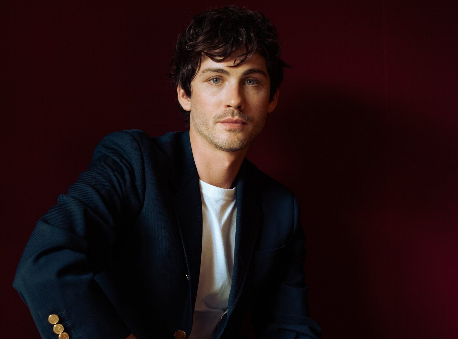 𝐐𝐔𝐀𝐍𝐃𝐎 𝐋’𝐀𝐌𝐎𝐑𝐄 𝐃𝐈𝐕𝐄𝐍𝐓𝐀 𝐎𝐒𝐒𝐄𝐒𝐒𝐈𝐎𝐍𝐄 𝐄 𝐋𝐀  𝐏𝐄𝐑𝐃𝐈𝐓𝐀 𝐃𝐈 𝐅𝐈𝐃𝐔𝐂𝐈𝐀 𝐒𝐈 𝐅𝐀 𝐒𝐈𝐋𝐄𝐍𝐙𝐈𝐎. Sergio è un  padre premuroso, ma dietro il sorriso della figlia Mia intuisce un’ombra  che cresce. Un amore sbagliato, ..., image size:1499x1109